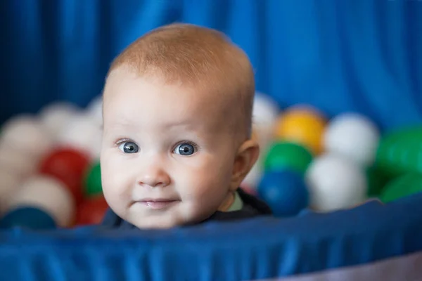 Alegre Niña Sonriente Con Pelo Rubio Los Ojos Azules Sentados —  Fotos de Stock