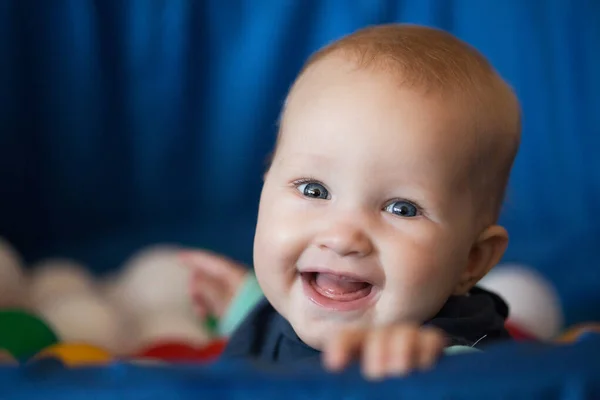 Alegre Niña Sonriente Con Pelo Rubio Los Ojos Azules Sentados —  Fotos de Stock