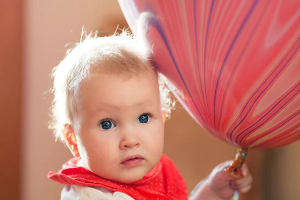 可爱的金发宝宝 蓝眼睛 留着大大的粉色气球 假日和礼物 复制空间 — 图库照片