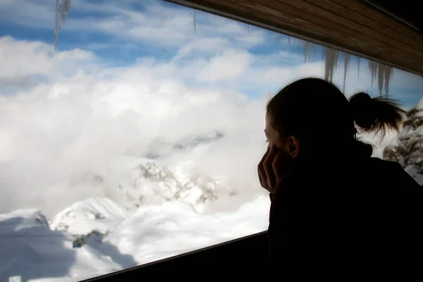 Kvinnlig siluett. Kvinnan tittar på snöiga berg. Solig vinterdag. Italien, Dolomiterna — Stockfoto