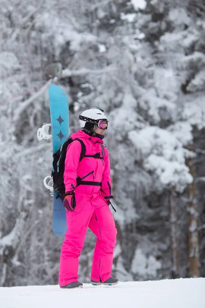 Frau Leuchtend Pinkfarbenem Sportanzug Mit Snowboard Auf Dem Rucksack Amüsiert — Stockfoto