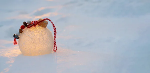 Fehér Gömb Hóban Naplementekor Télen Karácsonykor Szilveszterkor Bannerméret Másolási Hellyel — Stock Fotó