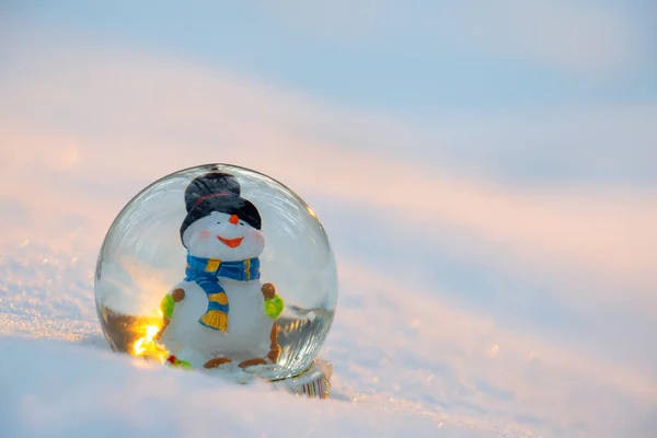 Palla Neve Vetro Con Pupazzo Neve Nella Neve Concetto Invernale — Foto Stock