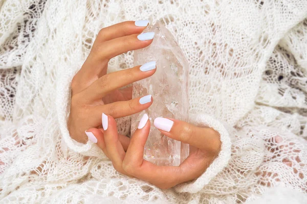 Las manos de las mujeres sosteniendo el cristal de protección natural. — Foto de Stock