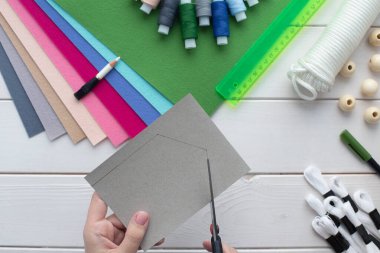 Evde işlemeli harflerle keçeli bayrak nasıl yapılır? Adım adım talimatlar. Eller DIY projesi yapıyor. Adım 2: karton üzerine gerekli bayrağı çiz ve kes
