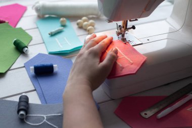 Evde işlemeli harflerle keçeli bayrak nasıl yapılır? Adım adım talimatlar. Eller DIY projesi yapıyor. 7. Adım: Bayraklarınızı dikiş makinesi ya da elle dikin