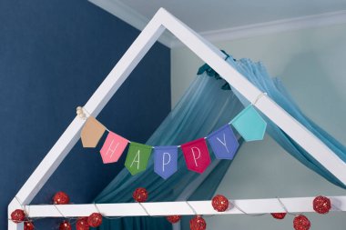 Evde işlemeli harflerle keçeli bayrak nasıl yapılır? Adım adım talimatlar. Eller DIY projesi yapıyor. 8. Adım: Odanı keçeli kalemle süsle ve tadını çıkar.