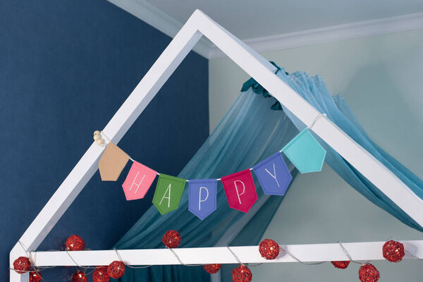 Как сделать дома гирлянду из войлока с вышитыми буквами. Шаг за шагом инструкции. Проект Handmaking DIY. Шаг 8: украсьте комнату войлочной гирляндой и наслаждайтесь