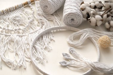 Makrome için beyaz iplikleri ve kabloları olan çalışma alanı. Boho ve eko kavramı