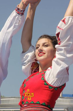 Chisinau, Moldova - 11 Temmuz 2015: Ulusal kostümlü genç bir kadın Moldova halk dansında dans ediyor