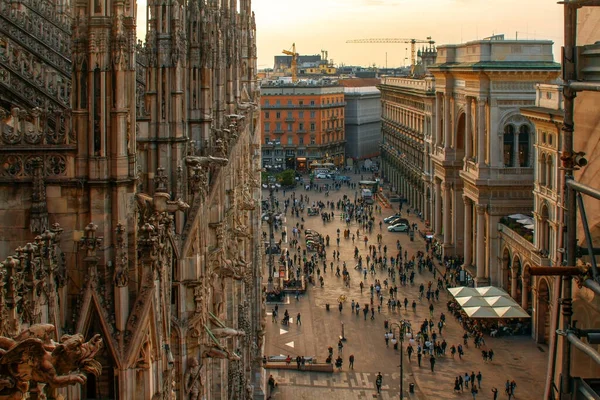Milaan, Italië - 10 oktober 2017: Uitzicht vanuit de lucht op de Piazza del Duomo met een deel van de kathedraal van Milaan. — Stockfoto
