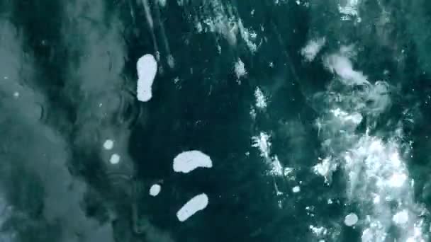 Un potente flusso d'acqua irrompe nella calma superficie dell'acqua. — Video Stock