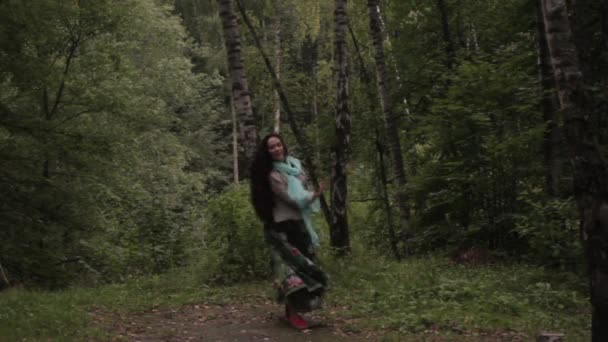 Młoda kobieta tańczy i wiruje w lesie. — Wideo stockowe