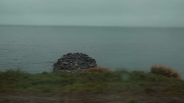 Ранній ранок моря з пірсами. Камера на узбережжі Чорного моря. — стокове відео