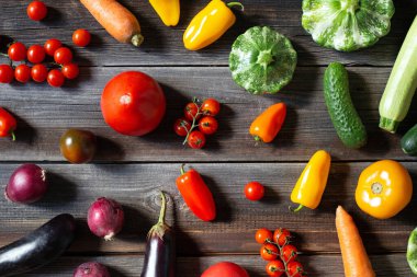 Renkli sebzeler. Parlak yaz hasadı. Kırsal stil, ahşap