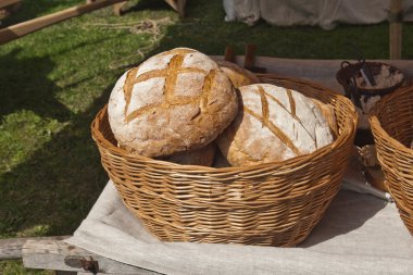 hasır sepet içinde rustik ekmek