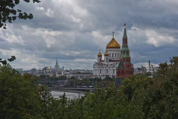La Catedral de Cristo Salvador y el Kremlin — Foto de Stock