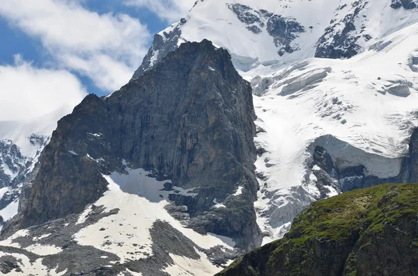 Una gran roca en una montaña cubierta de nieve —  Fotos de Stock