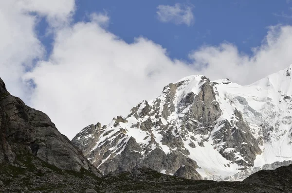 La ladera de la montaña blanca como la nieve en Georgia —  Fotos de Stock