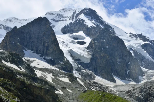 Glaciares cubiertos de gran montaña —  Fotos de Stock