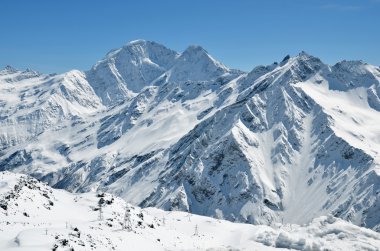 Caucasus dağ karla kaplı tepeler