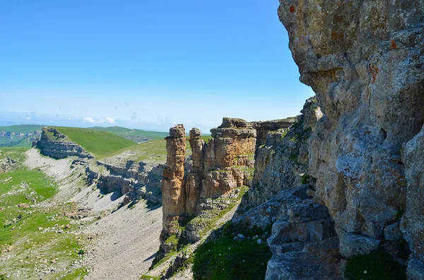 Хребет каменів на тлі хребта — стокове фото