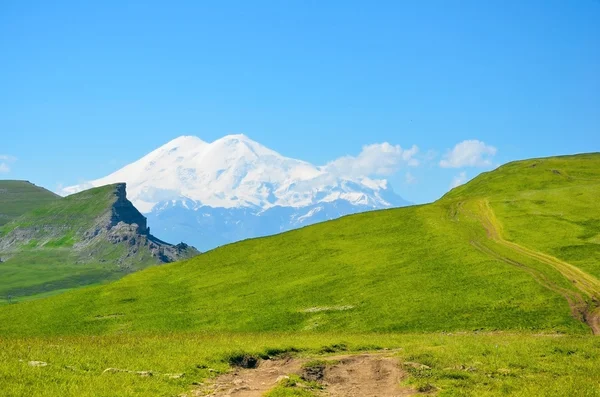 El camino a través de los campos y vistas del Elbrus —  Fotos de Stock
