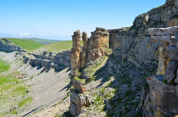 Anyon muur tegen een achtergrond van de groene velden — Stockfoto