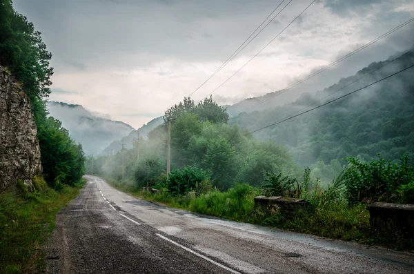 Kafkasya dağlarında puslu yol — Stok fotoğraf