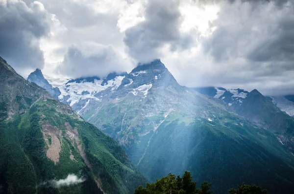 Dağlarda güneş ray