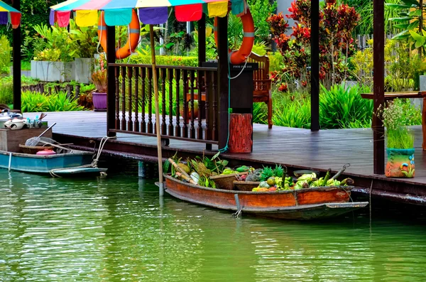 Тайская лодка с фруктами — стоковое фото