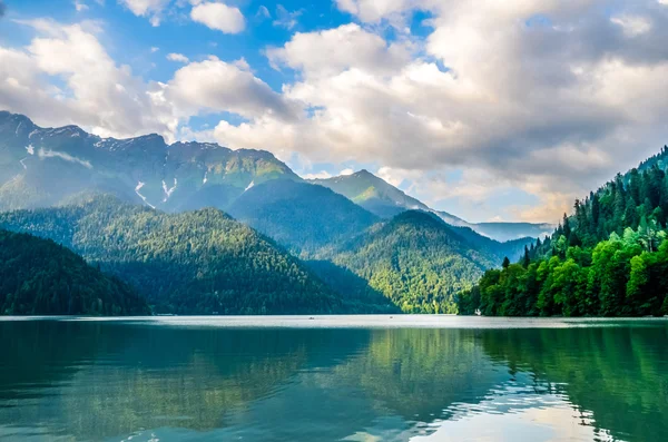 A view of the water and the mountains Lake Ritsa — Stock Photo, Image