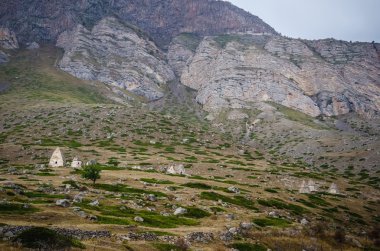 Dağlar yakınındaki Chegem kanyonda kriptalarının