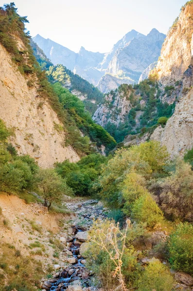 Красивий водоспад в Chegem Каньйон — стокове фото