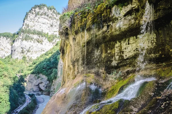 Tsjegem watervallen en weergaven onderaan de weg — Stockfoto