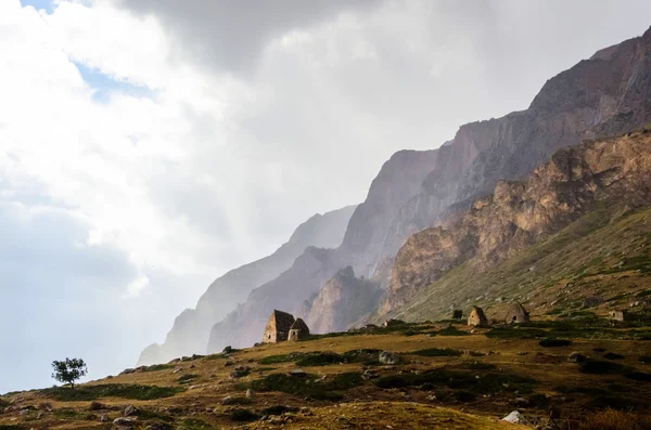 Некрополь на холме возле деревни Эль-Тюбю — стоковое фото