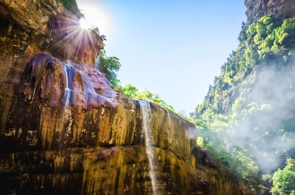 Sunbeam над Скеля Chegem водоспади — стокове фото