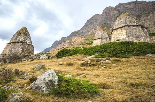 Yüksek bir dağın arka plan üzerinde üç mezar — Stok fotoğraf