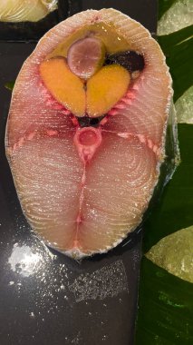 kırmızı taze balık eti parçaları 