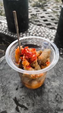 Acı sosla karıştırılmış soya peynirinden bir aperatif. 