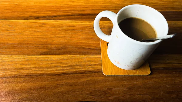 Tahta Masadaki Kahve Fincanının Üst Açısı — Stok fotoğraf