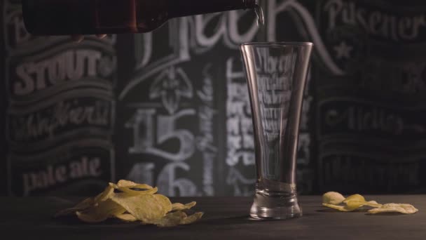Bier wordt uit een fles gegoten — Stockvideo