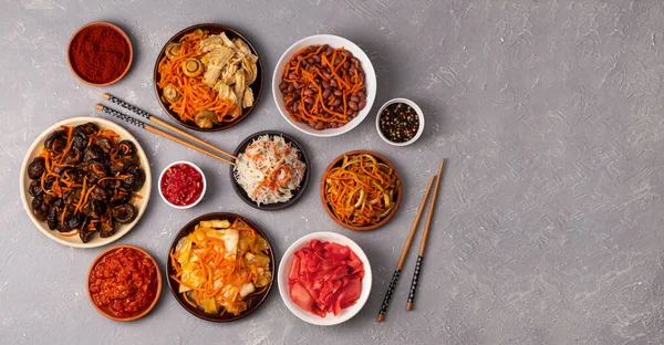Saladas e lanches fermentados coreanos caseiros vegetarianos — Fotografia de Stock