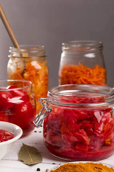 Hausmannskost fermentiertes Gemüse in Gläsern und Tellern in Großaufnahme — Stockfoto