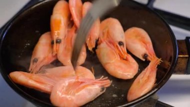 Kızartma tavasında deniz ürünleri ve kızarmış karides pişirmek.