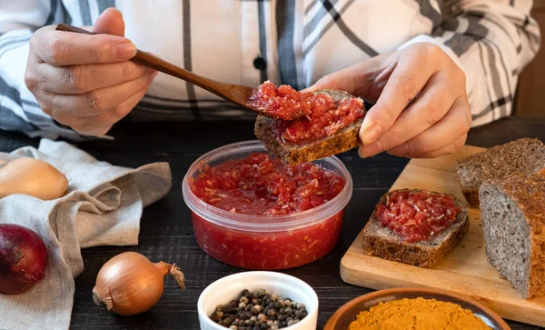 Rafano Salsa piccante e uno spuntino di pomodori grattugiati con aglio — Foto Stock