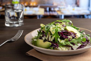 Kafedeki ahşap bir masada sebze salatası. Yakın plan.