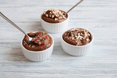 Muzlu dondurma, kakao ve fındıklı.