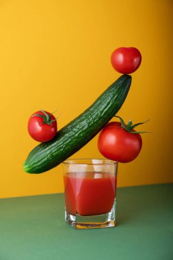 Bir bardak domates suyunda sebze dengelemek.