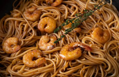 Soya soslu karidesli makarna.